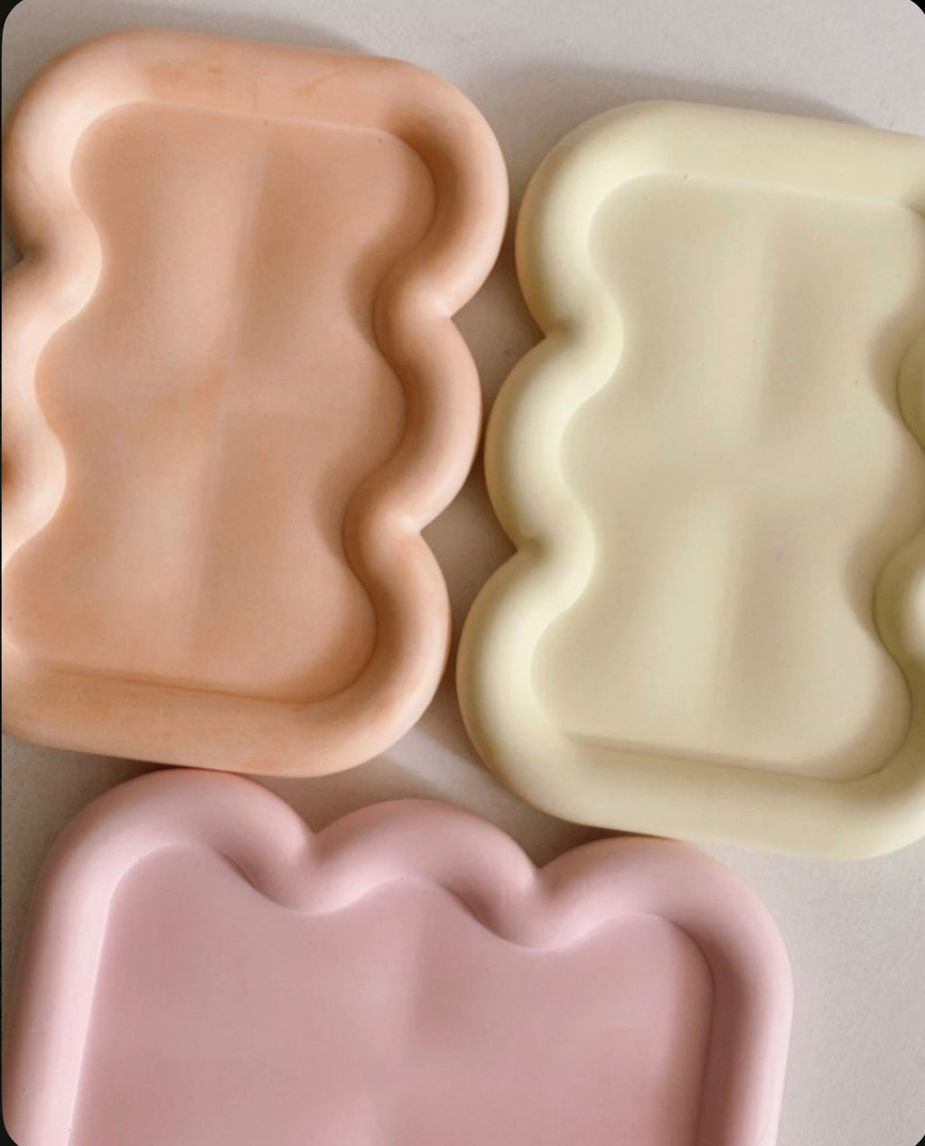 Wavy tray